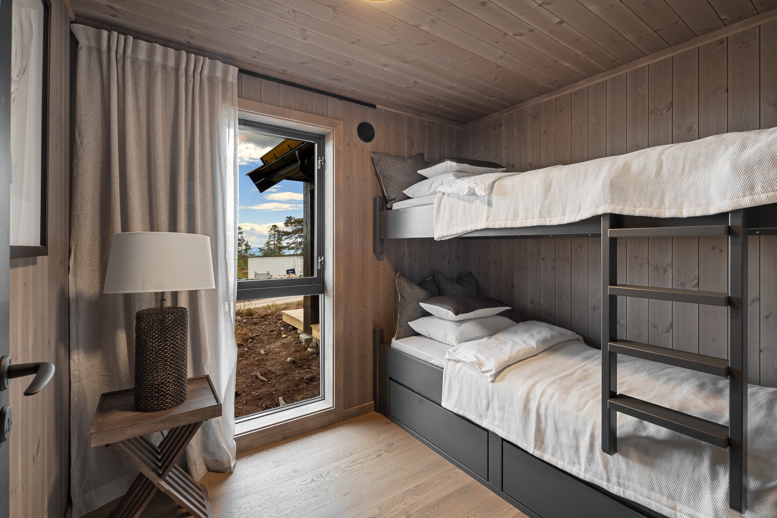 Man har til sammen 3 soverom i 1.etasje Galleribilde