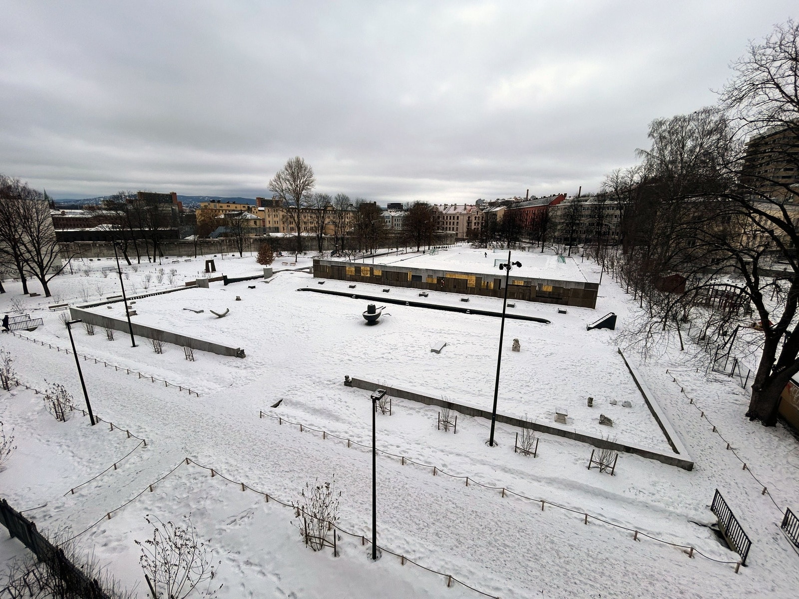 Utsikt fra soverom mot Klosterenga skulpturpark med skøytebane vinterstid Galleribilde