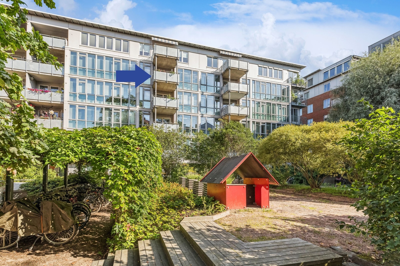 Fasaden og litt av borettslagets felles atriumhage. Ingen direkte gjenboere. Balkongen er markert Galleribilde