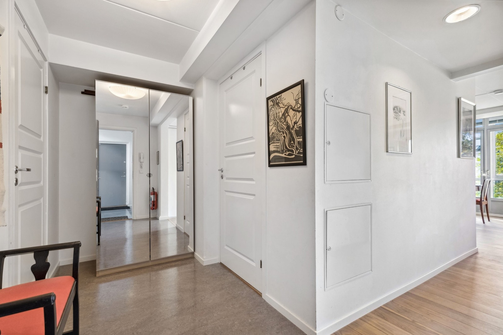 Gang med to store garderobeskap Galleribilde