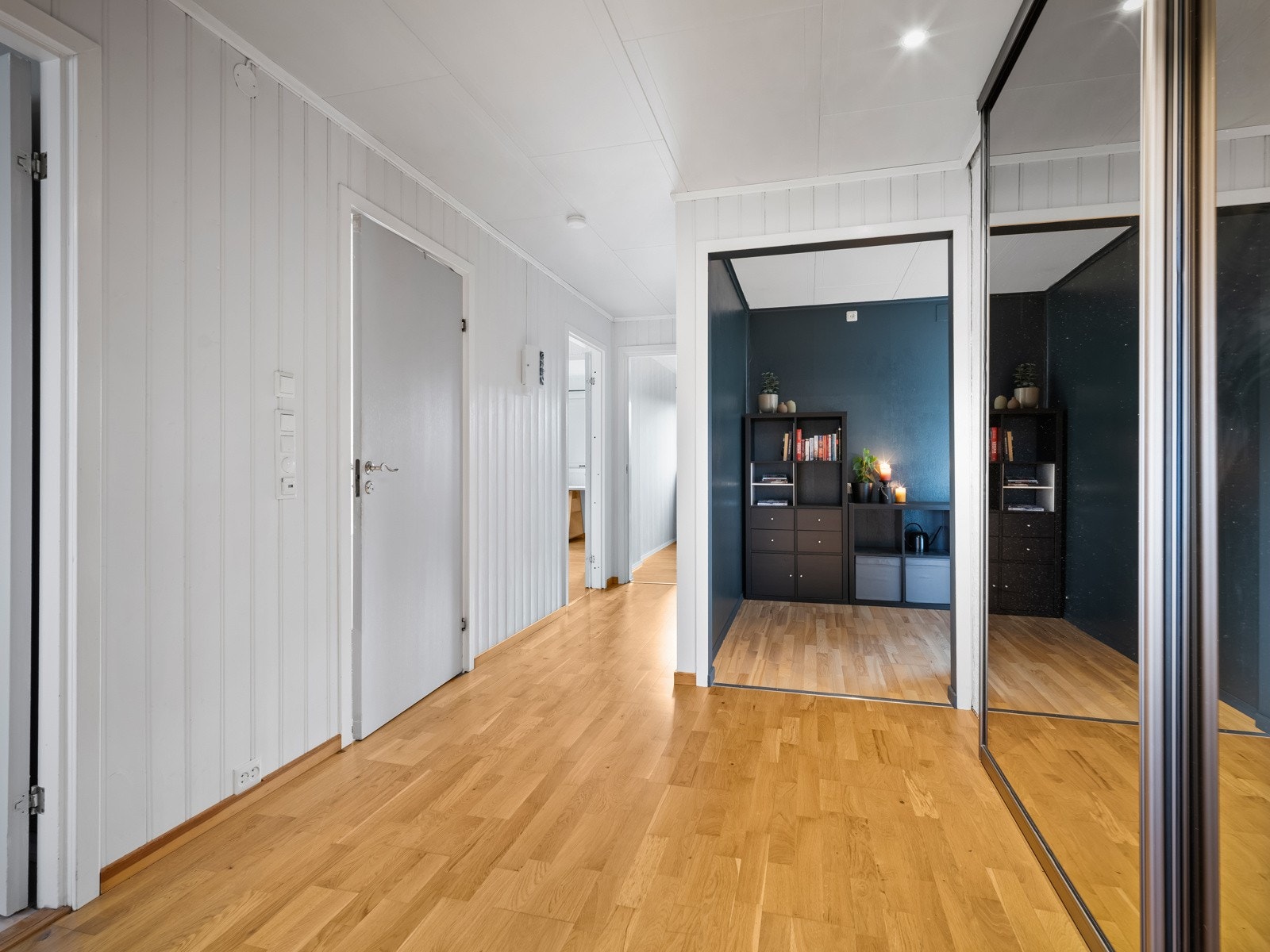 Gangen fungerer som et bindeledd mellom stuen, badet, vaskeromet og soverommene. Galleribilde