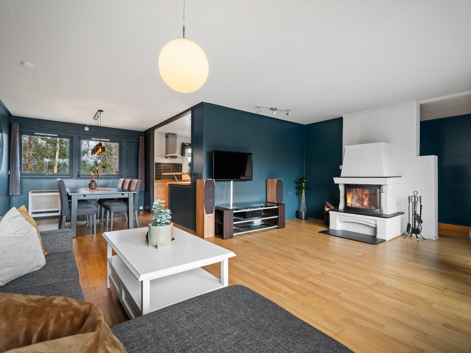 Det er en åpen løsning mellom stue/spisestue/kjøkken. Galleribilde