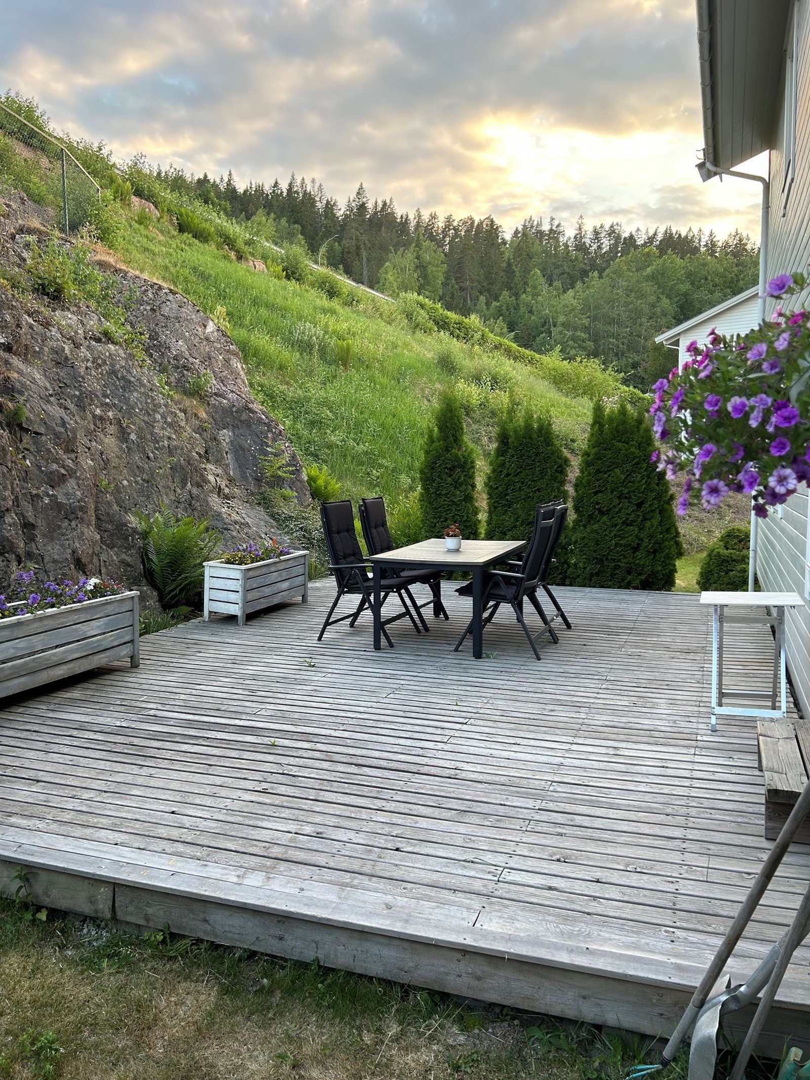 Pent opparbeidet fellesareal med gode solforhold. Galleribilde
