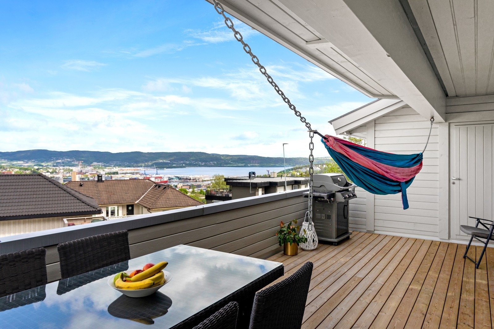 Terrassen har utsikt mot Drammensfjorden, Drammen og Lier. Galleribilde