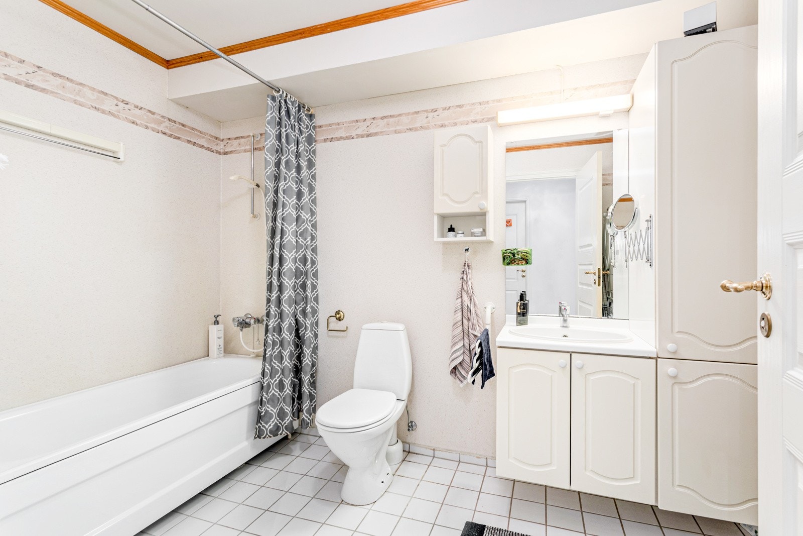 Badet er romslig og har plass til badekar. Ekstra skap ved servant. Galleribilde