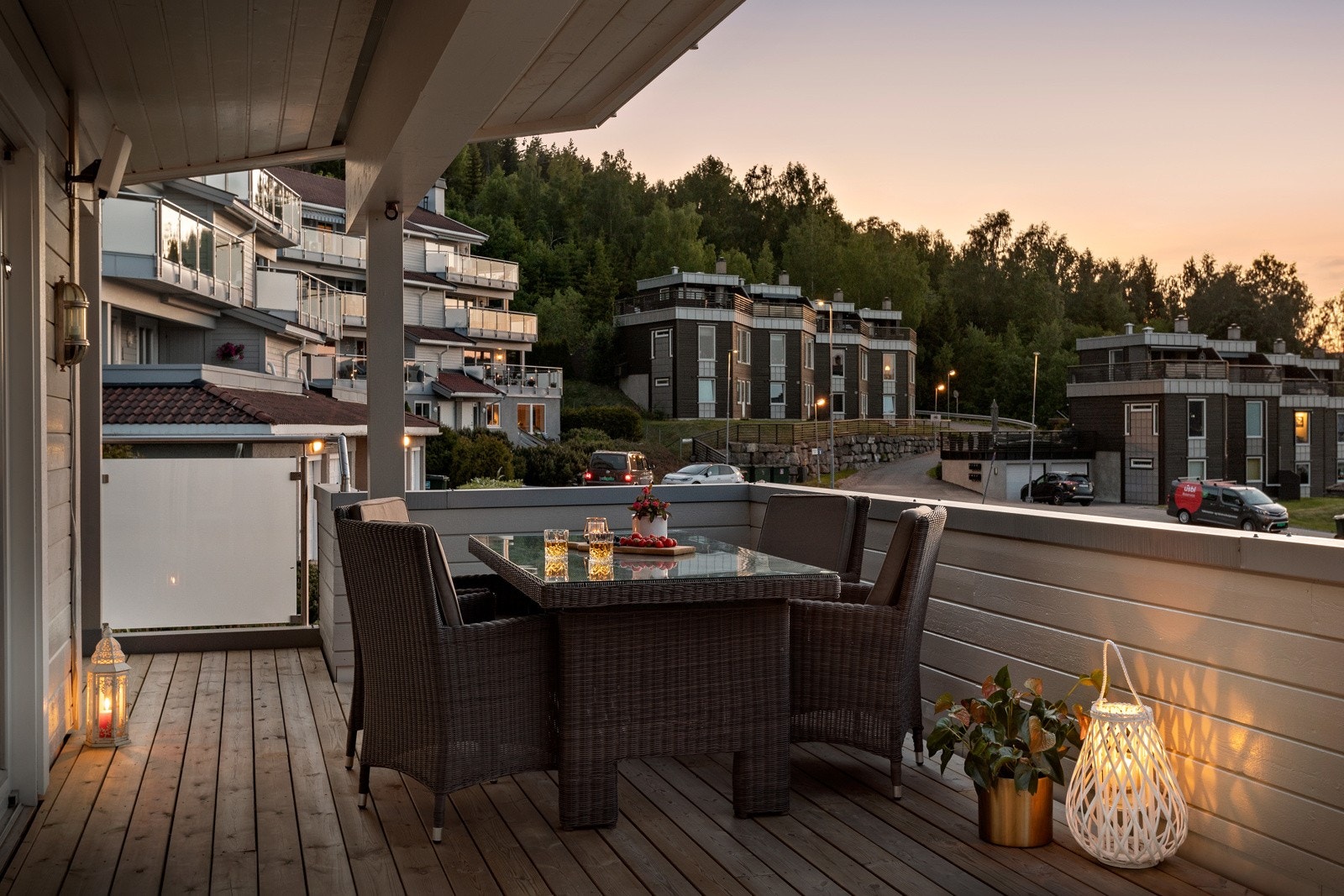 Det er plass til både loungeset og spisegruppe på terrassen. Galleribilde