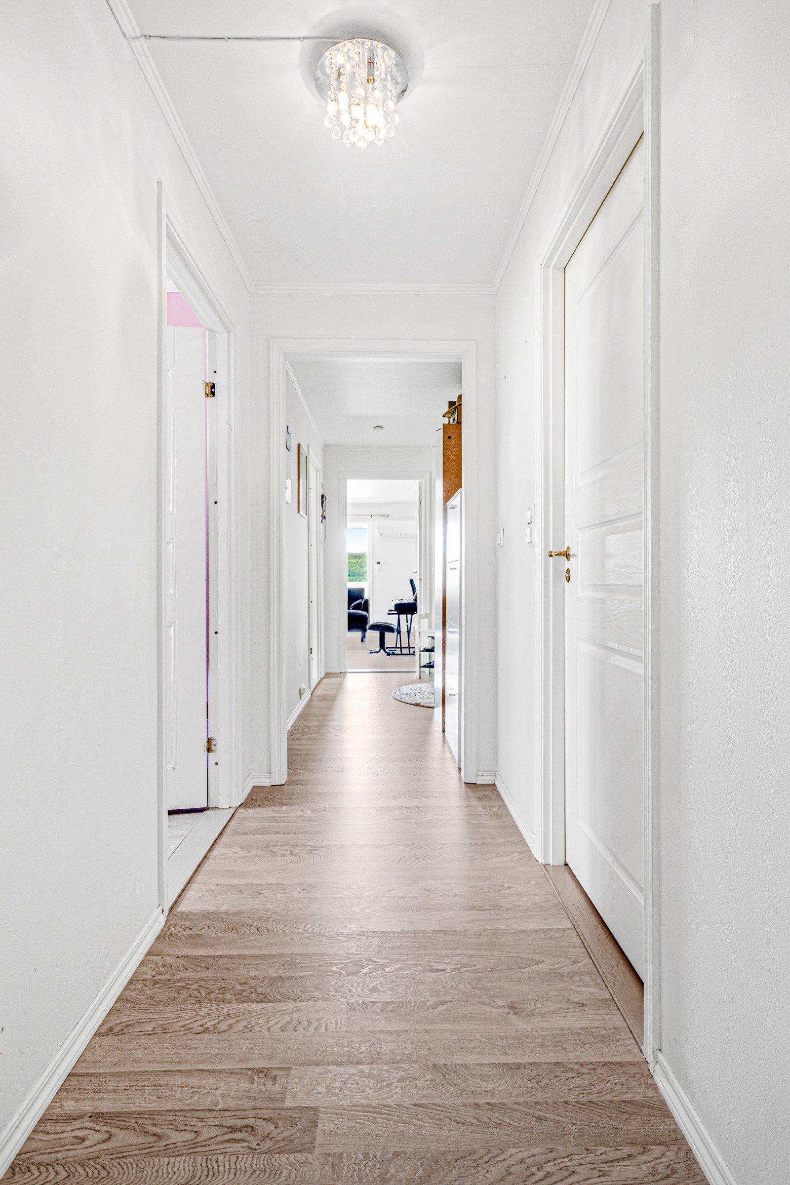 Soveromsgangen med bad og bod på høyre side og soverom på venstre side. Galleribilde