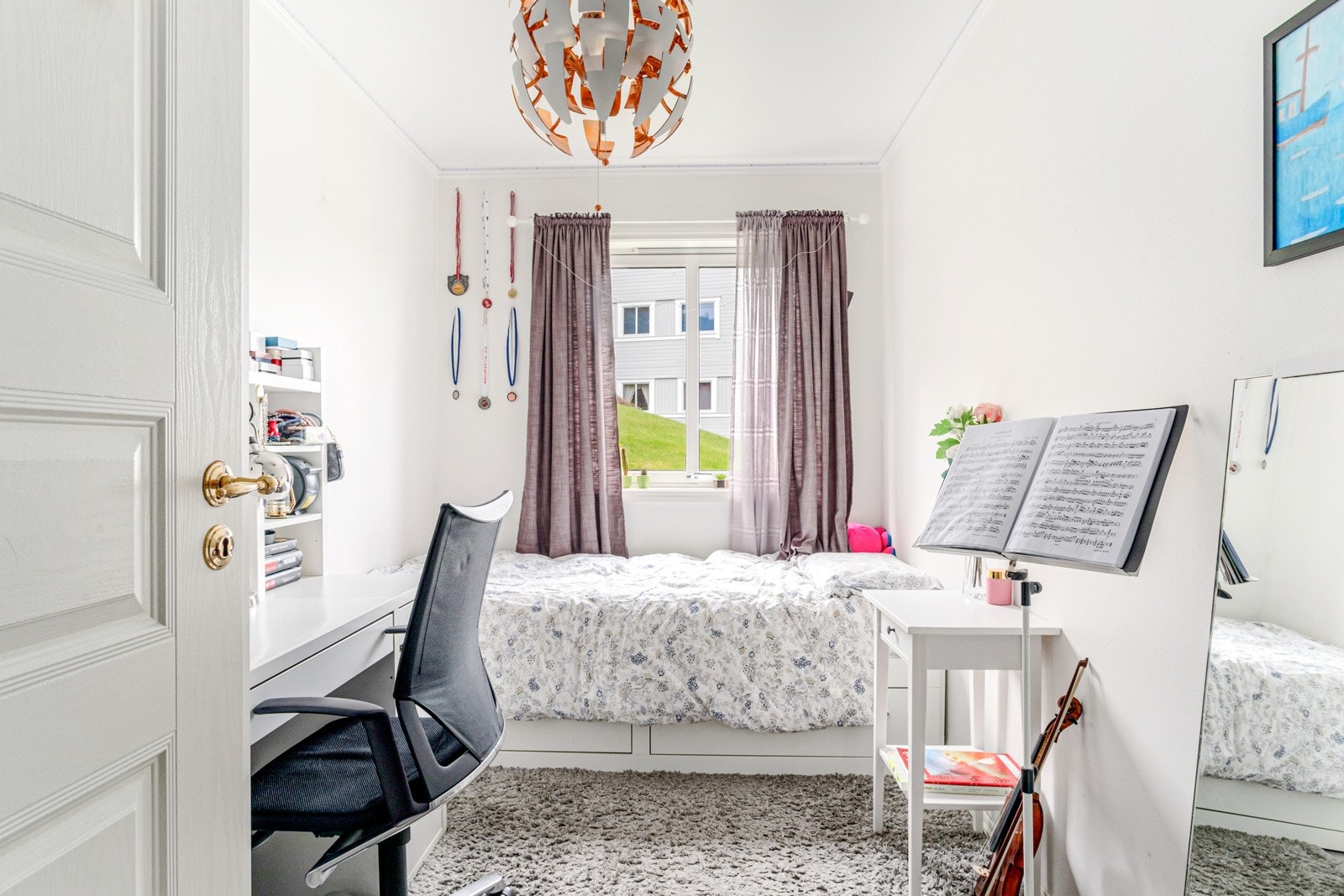 Soverom nummer 2 har plass til en arbeidspult ved siden av sengen. Garderobe bak døren. Galleribilde