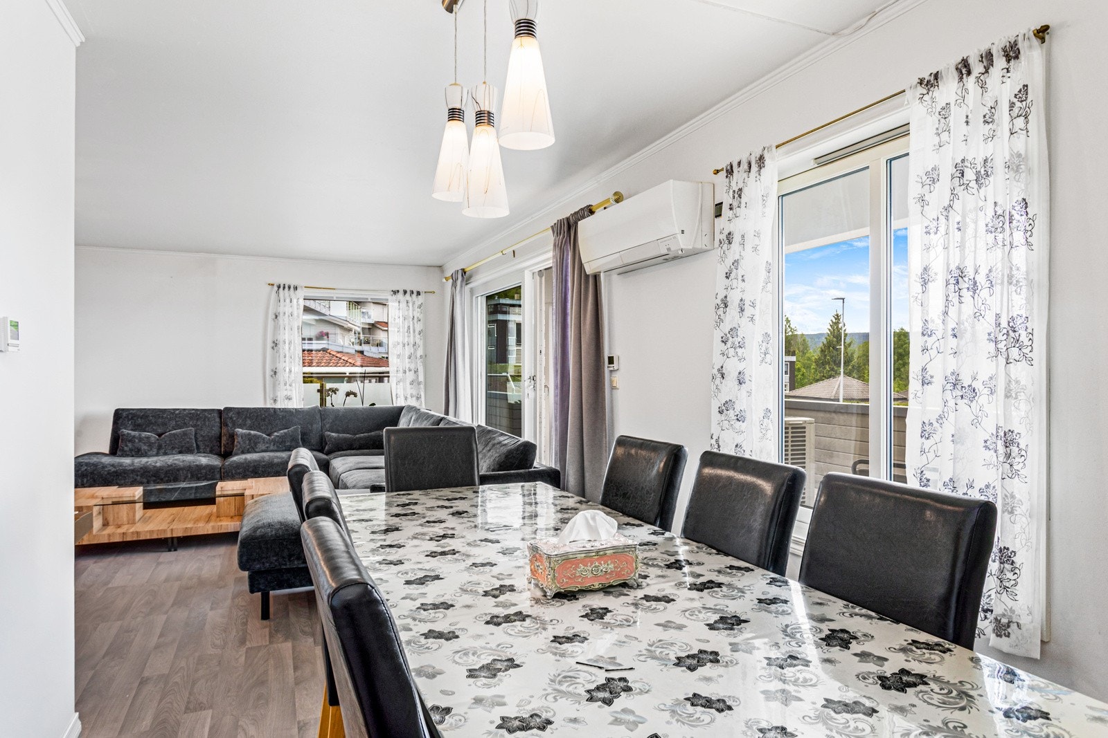 Spisestue med plass til langbord ligger mellom kjøkken og stue. Galleribilde