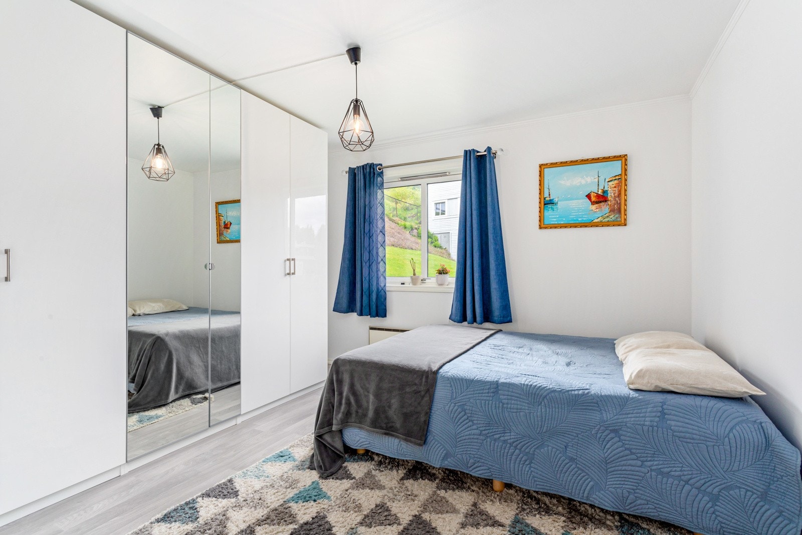 Soverom nummer 1 har skyvedørsgarderobe på en hel vegg. Galleribilde