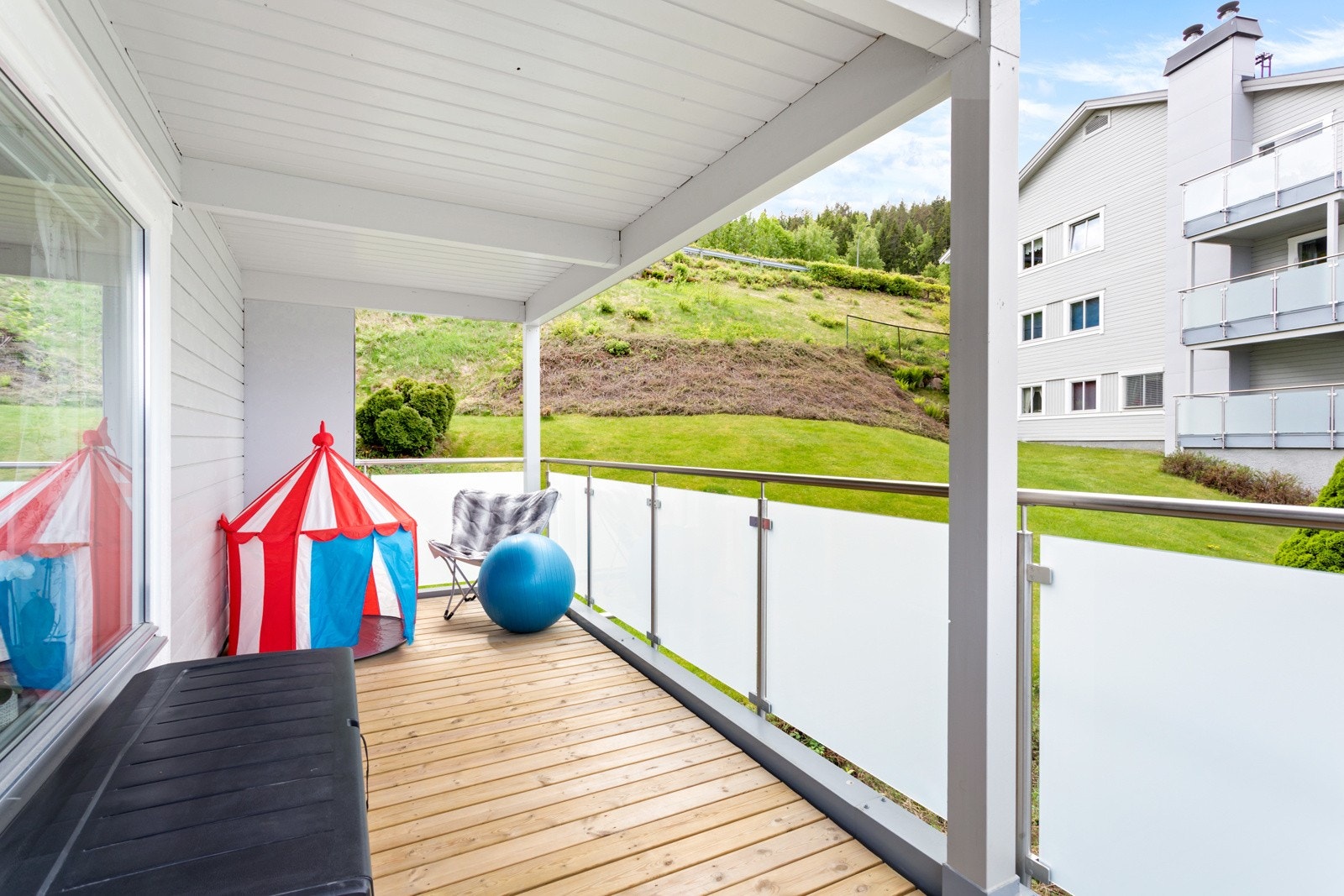 Mellom bygningene er det fine, grønne områder med plen og beplantning. Galleribilde