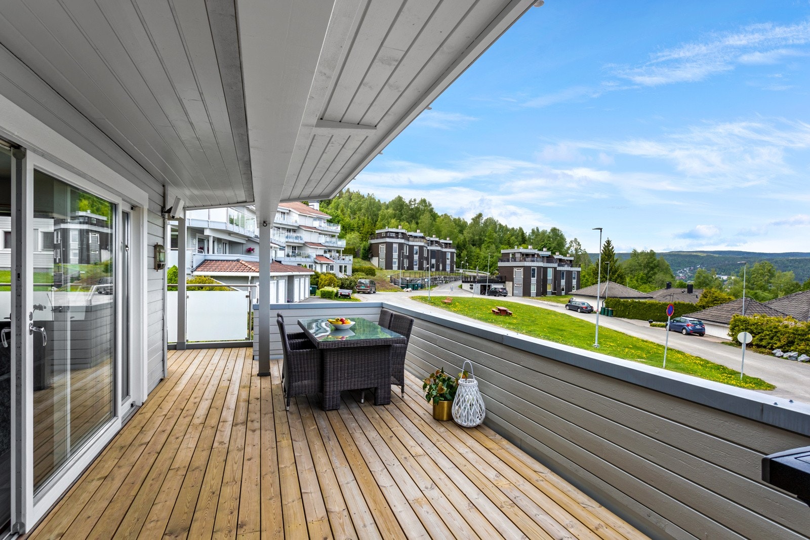 Frostet glassrekkverk for enden av terrassen slipper inn lys samtidig som det skjermer mot innsyn. Galleribilde