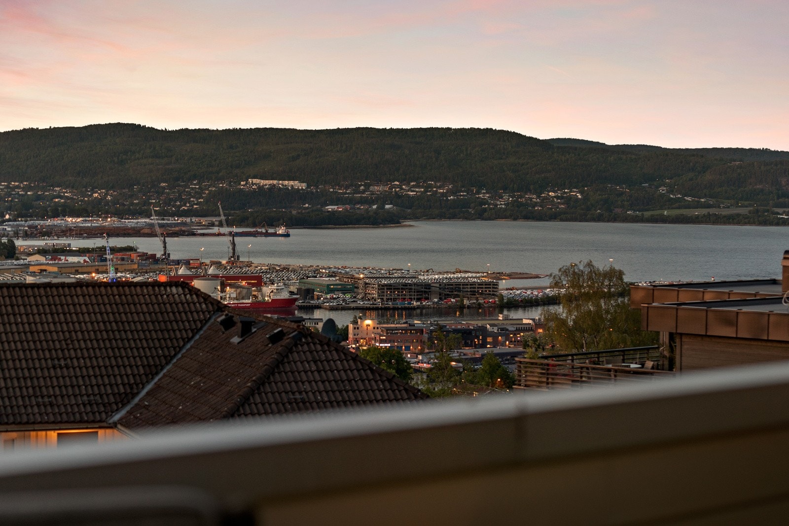 Selveierleilighet med stor, flott terrasse med utsikt. Galleribilde