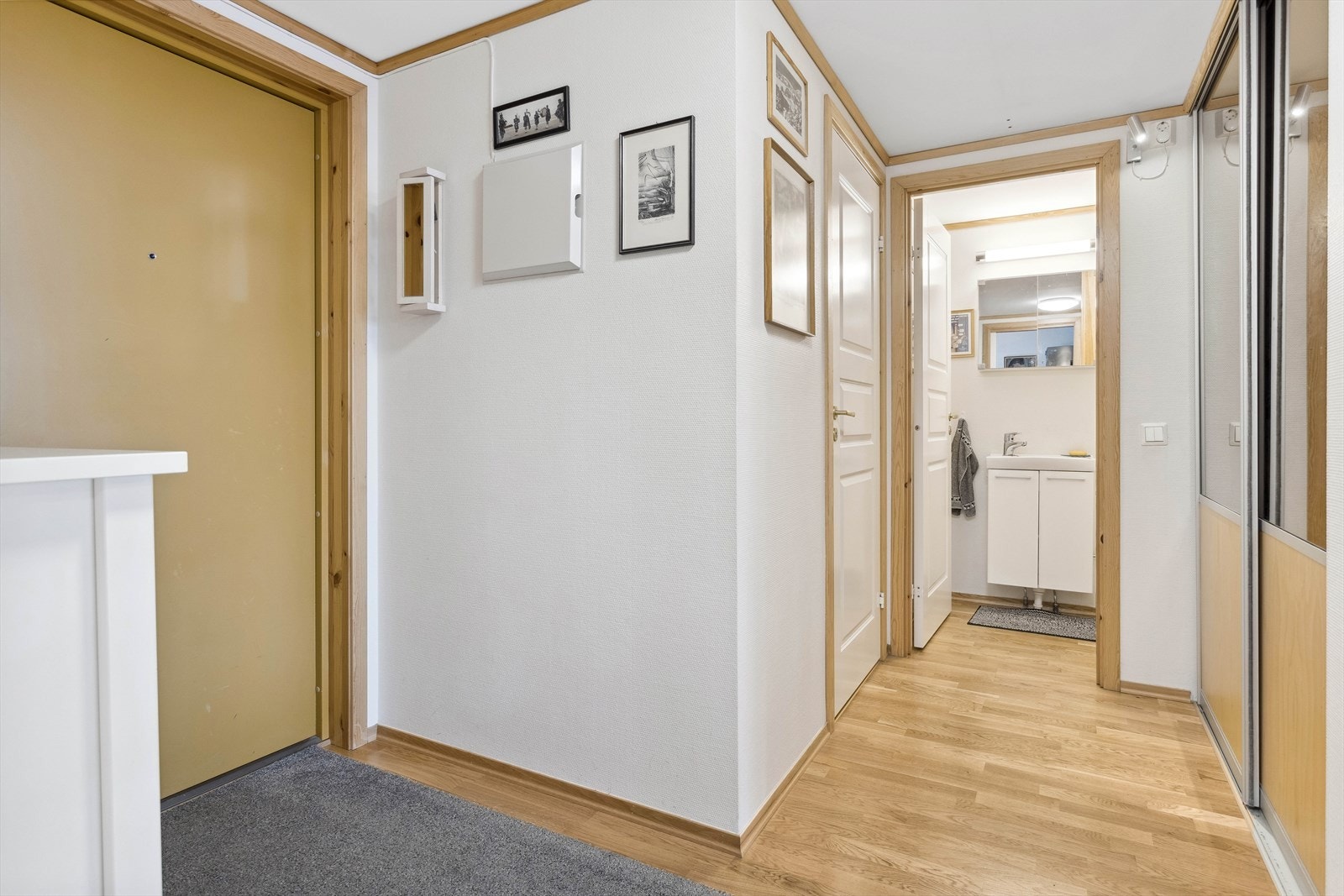 Gang med inngang til wc og teknisk rom. Plassbygd speil-/garderobeskap. Galleribilde