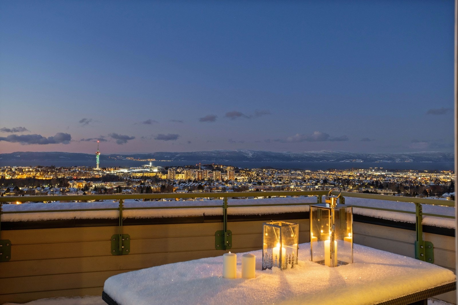 Romslig privat terrasse fra soverom med panoramautsikt. Galleribilde