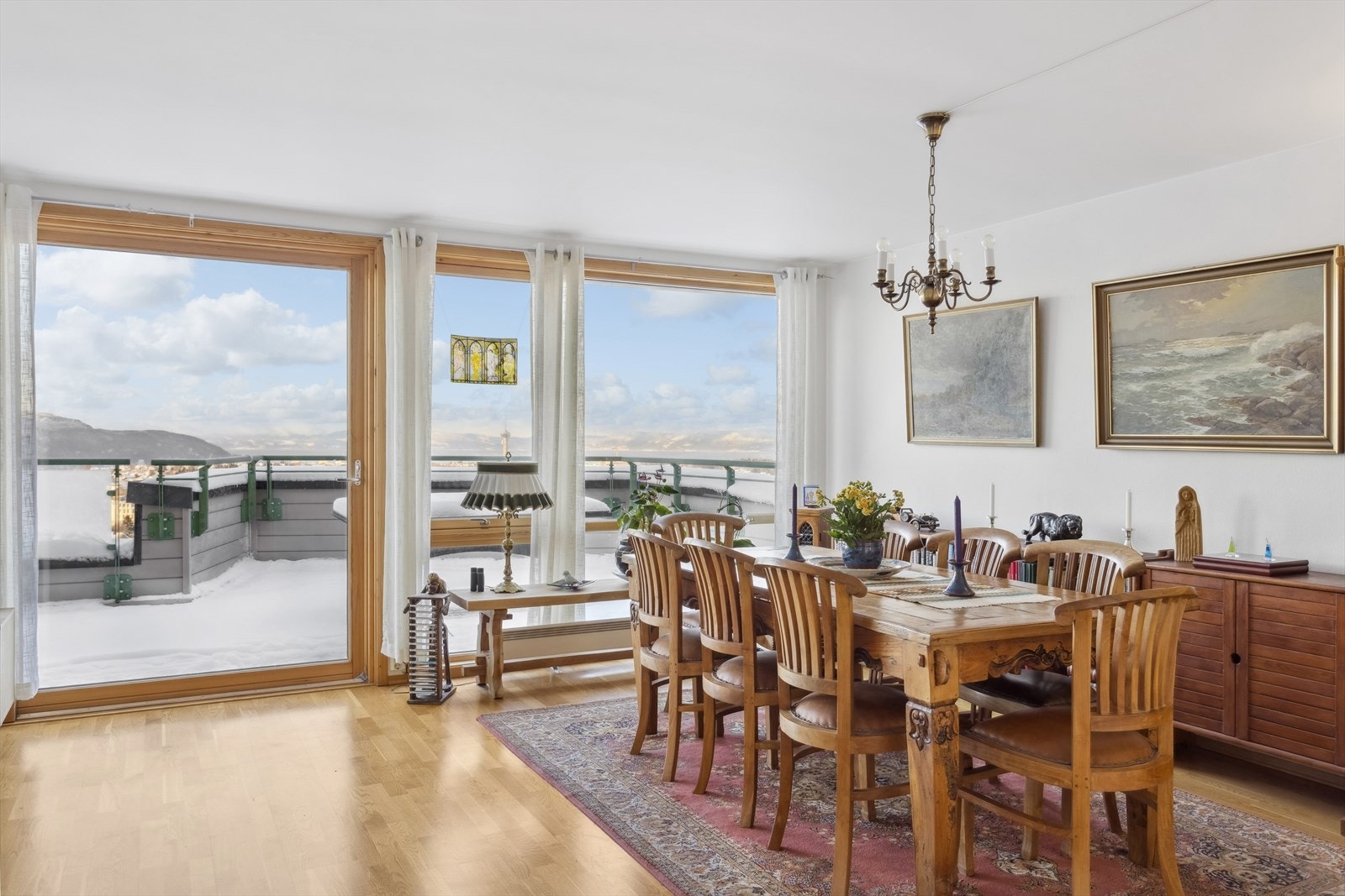 Det store gulvarealet åpner opp for flere kreative innredningsmuligheter for små og store selskap med familie og venner. Galleribilde