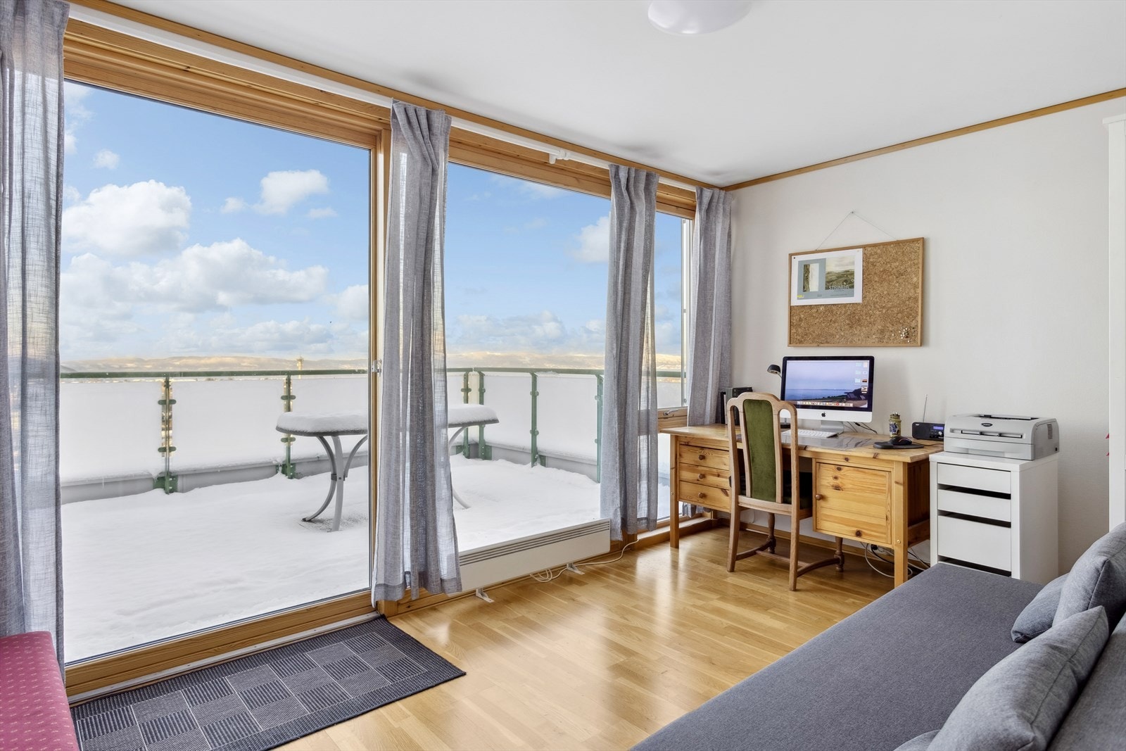 Soverom på 11 m² med utgang til solrik takterrasse på 29 m². Galleribilde