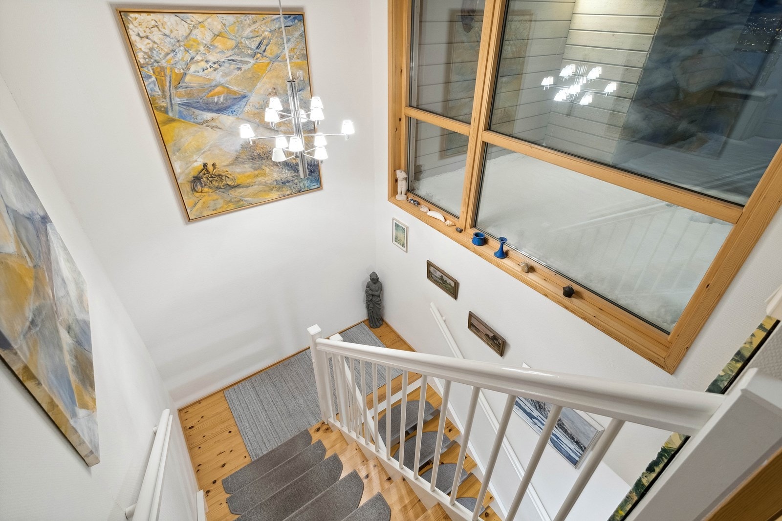 Skjønn trappeoppgang som kobler etasjene sammen. Galleribilde