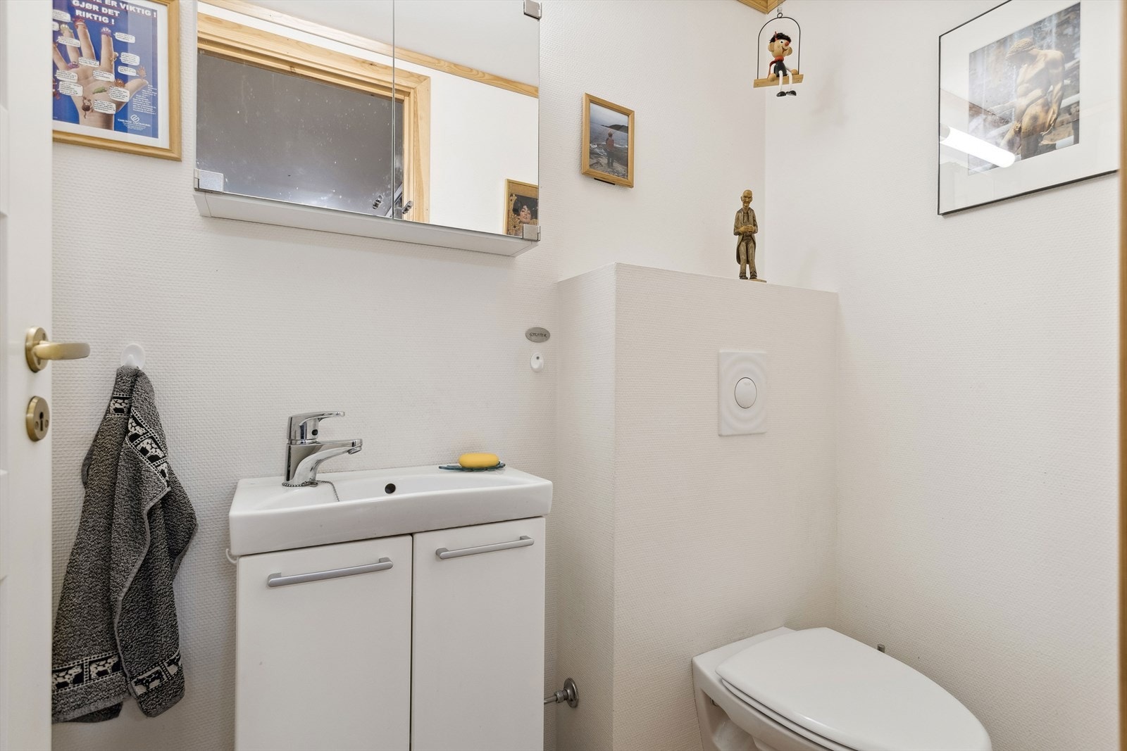 Toalettrom med servant og veggmontert wc. Galleribilde