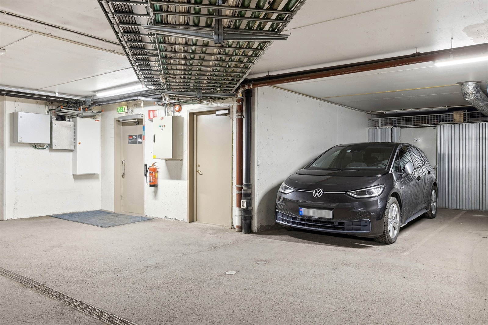 Parkeringsplass med opplegg til elbillading. Galleribilde