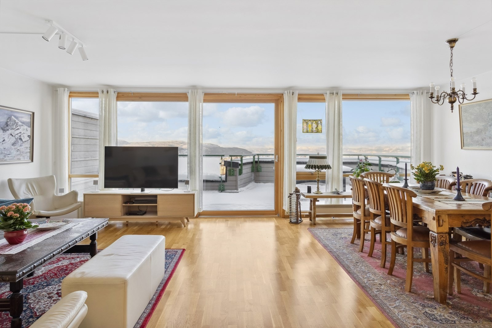 Stuen er på ca. 37,5 m² med utgang til den flotte terrassen med panoramautsikt over Trondheim by og fjord. Galleribilde
