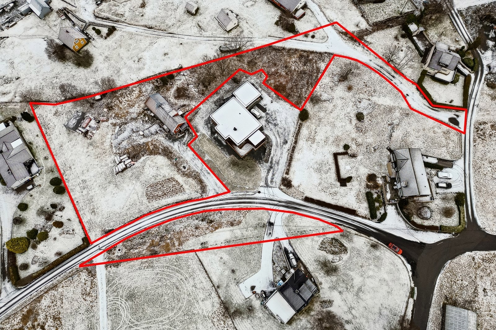 Rød linje på bildene er brukt som en illustrasjon for å vise cirka hvor tomtenes grenser går. Grensene er ikke målbare eller nøyaktige, og avvik kan derfor forekomme. Galleribilde