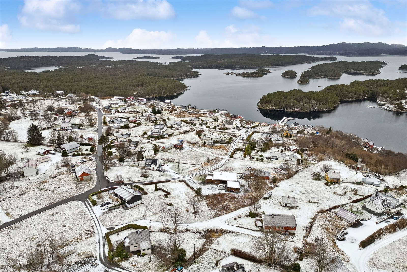 Det foreligger ingen byggeklausul på tomten. Kjøper står dermed fritt til valg av leverandører i alle faser av byggeprosessen. Galleribilde