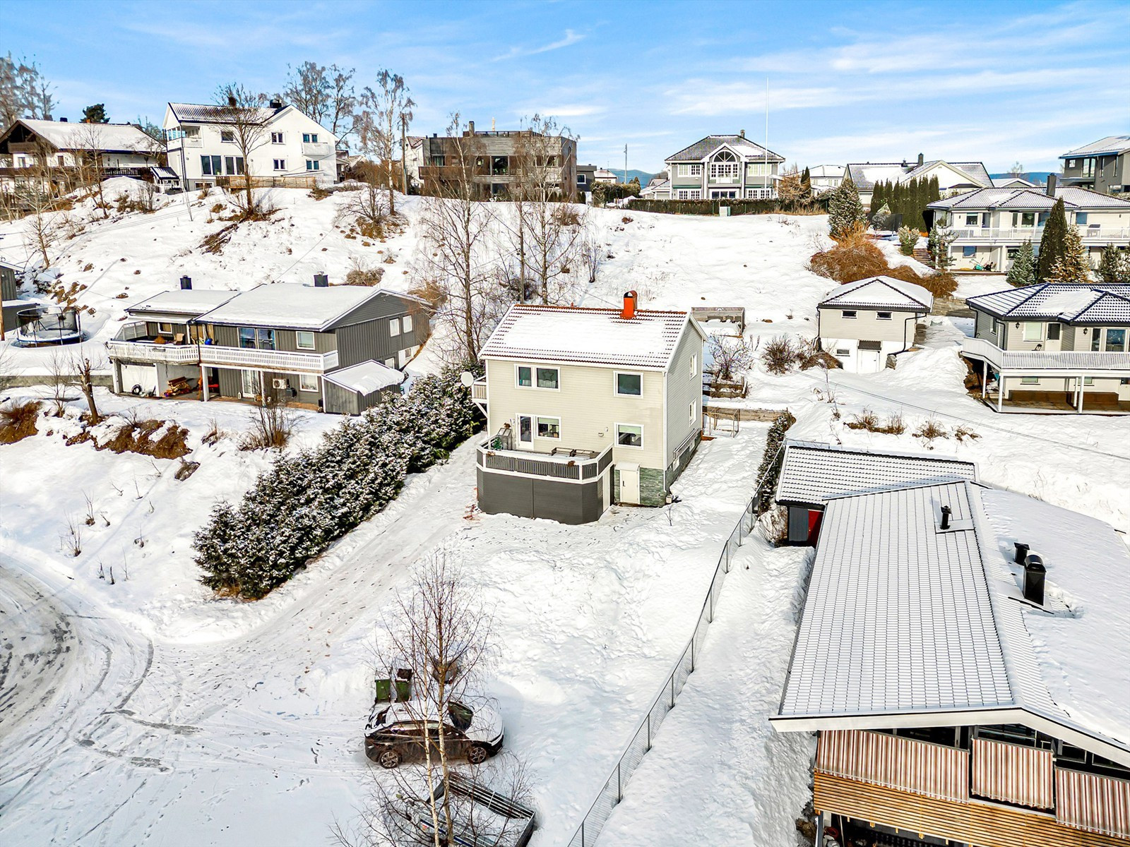 Hel horisontaldelt tomannsbolig med gode solforhold, el-bil lader og kort vei til marka!