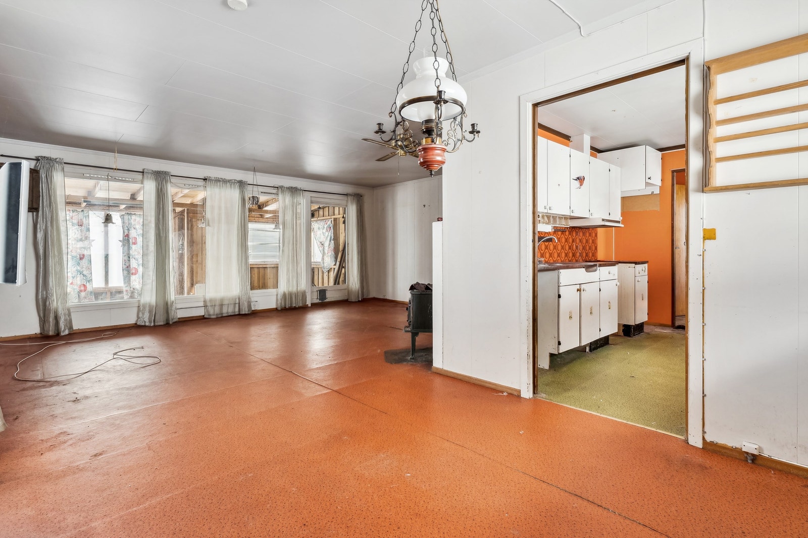 Nummer 48: Stue med stor innvendig slitasje med preg av kattehold Galleribilde