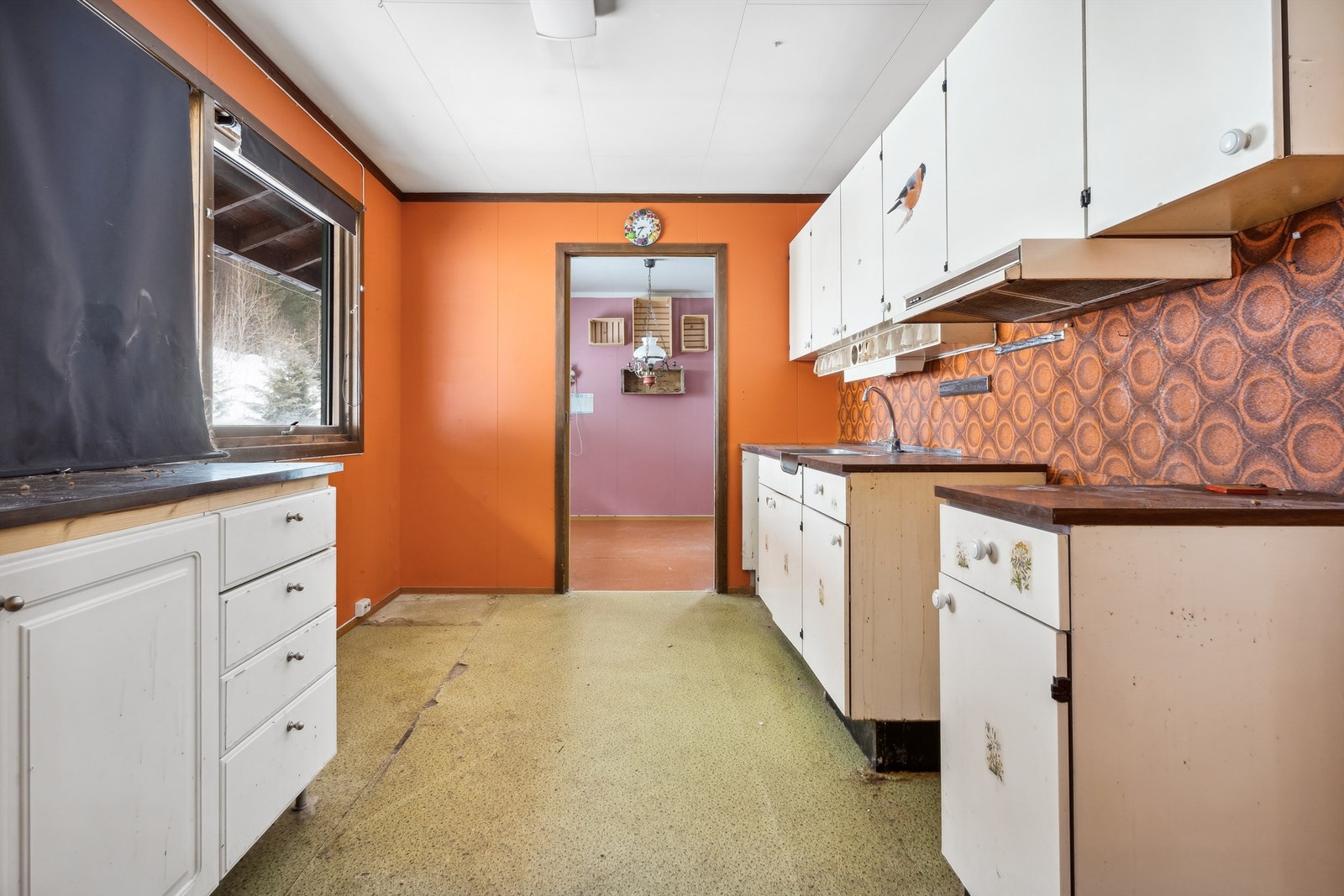 Nummer 48: Eldre kjøkken med stor slitasje Galleribilde