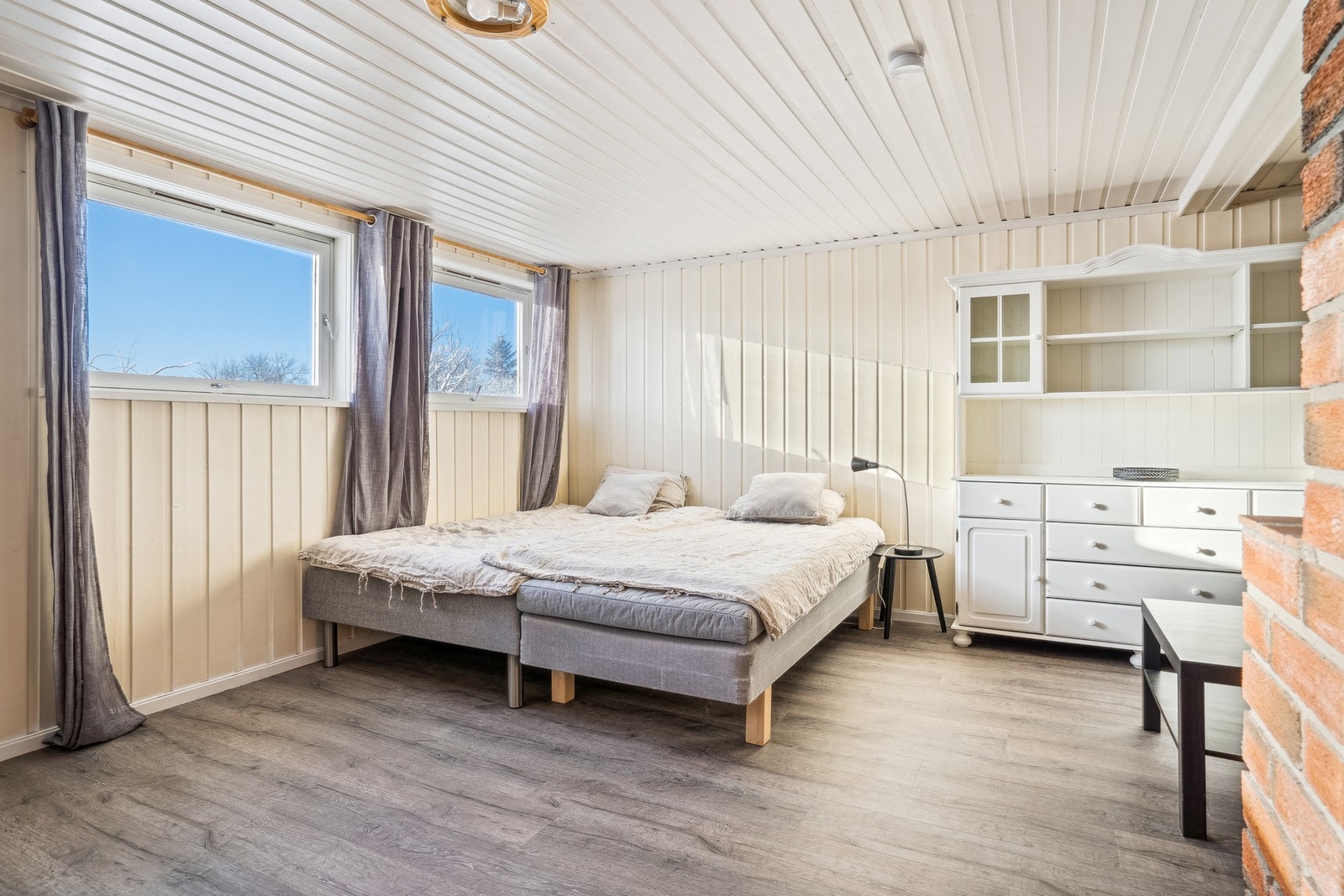 I stuen i underetasjen, samt på alle soverom ble det lagt nytt gulv i 2023. Det gjøres oppmerksom på at stuen er byggemeldt som hobbyrom/sportsrom. Endring fra s-rom til p-rom er søknadspliktig tiltak. Kjøper overtar ansvar og risiko. Galleribilde