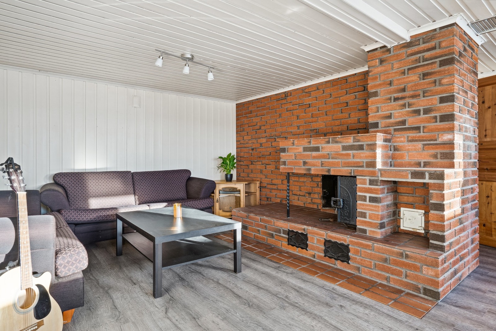 Stue i underetasjen. Det gjøres oppmerksom på at stuen er byggemeldt som hobbyrom/sportsrom. Endring fra s-rom til p-rom er søknadspliktig tiltak. Kjøper overtar ansvar og risiko Galleribilde