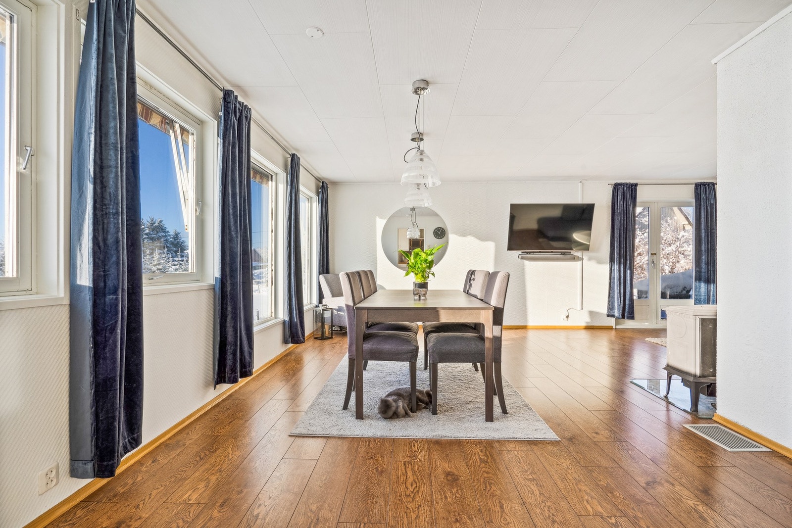 Innholdsrik eiendom med landlig og fin beliggenhet. Fra boligen har man flotte sol- og utsiktsforhold Galleribilde