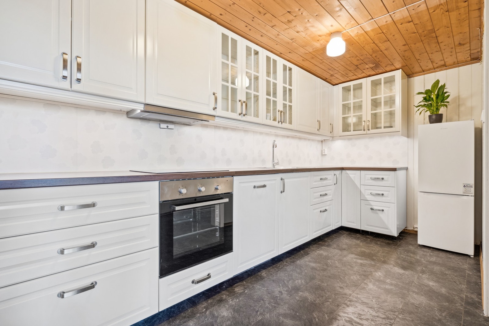 Kjøkken i underetasjen har integrert steketopp, stekeovn og oppvaskmaskin. Det gjøres oppmerksom på at kjøkkenet er byggemeldt som klesrom/bod. Endring fra s-rom til p-rom er søknadspliktig tiltak. Kjøper overtar ansvar og risiko. Galleribilde