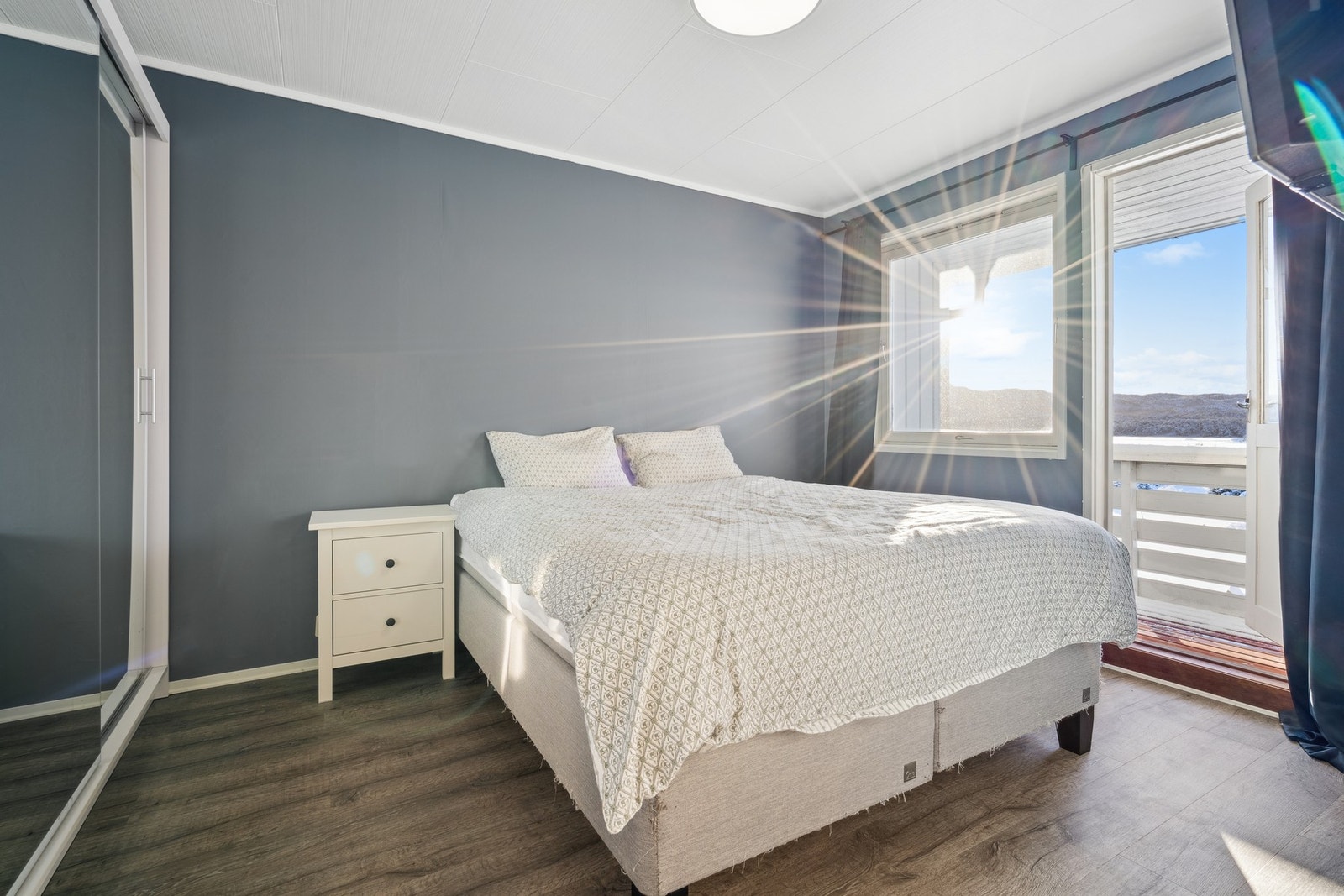 Hovedsoverommet i hovedetasjen har utgang til liten balkong Galleribilde