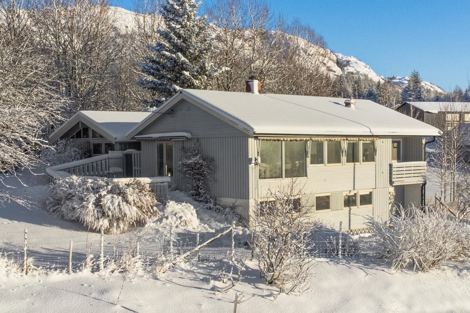 Eneboligen ligger i naturskjønne og rolige omgivelser Galleribilde