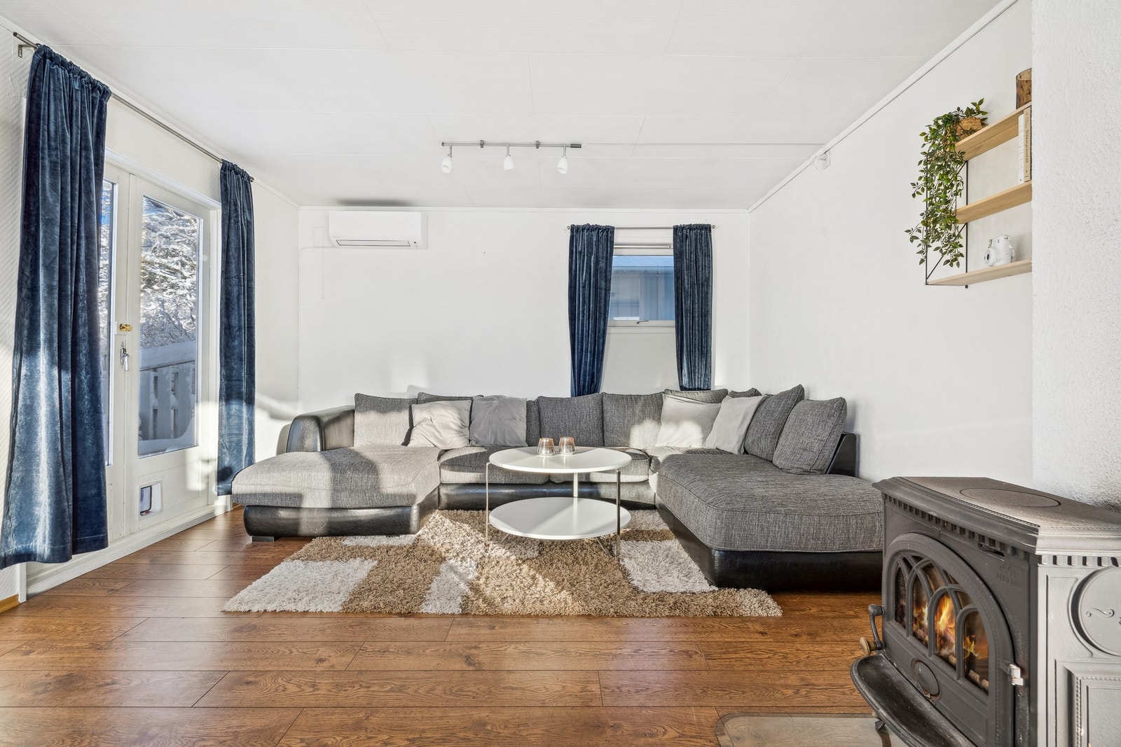 Stuen har vedfyring, elektrisk oppvarming og det ble installert varmepumpe i 2022 Galleribilde