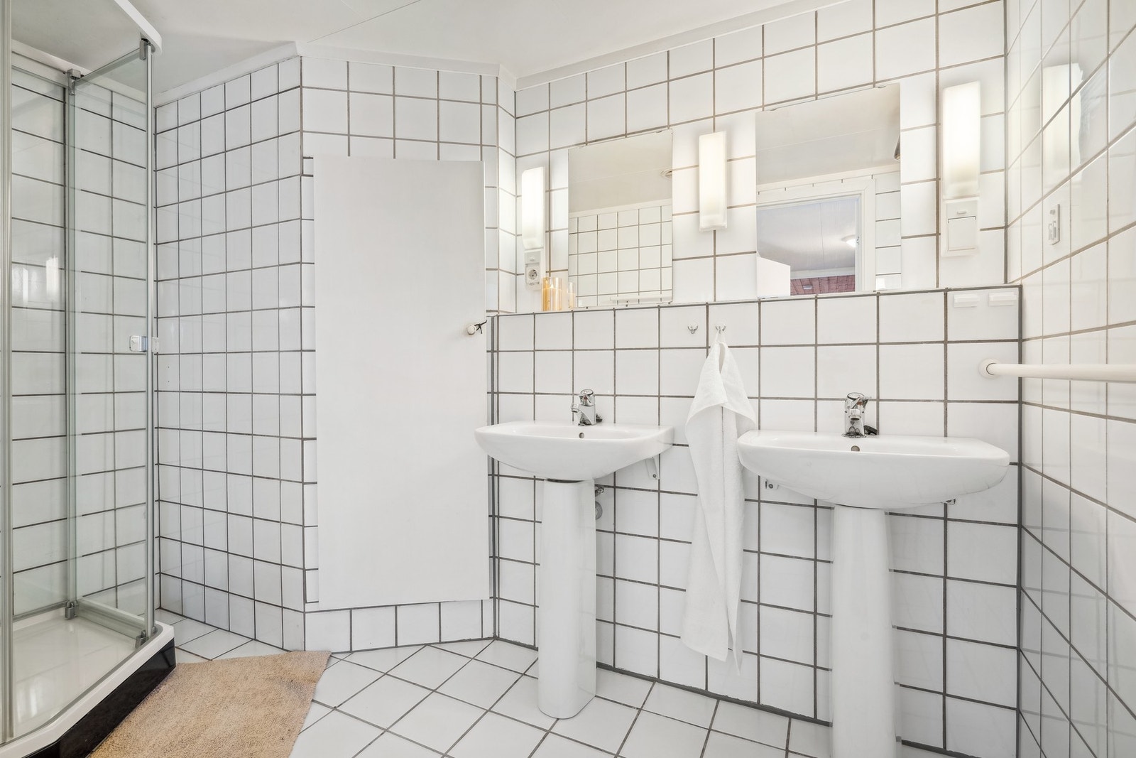 Badet i underetasjen har to servanter og dusjkabinett Galleribilde