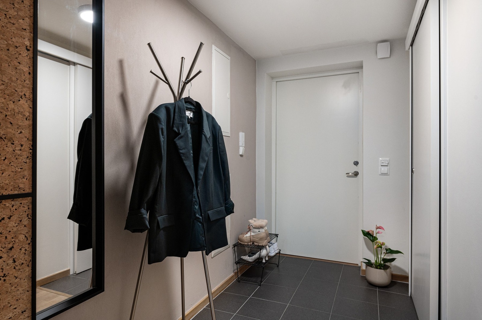 Innbydende inngangsparti med flislagt gulv og gulvvarme. Galleribilde