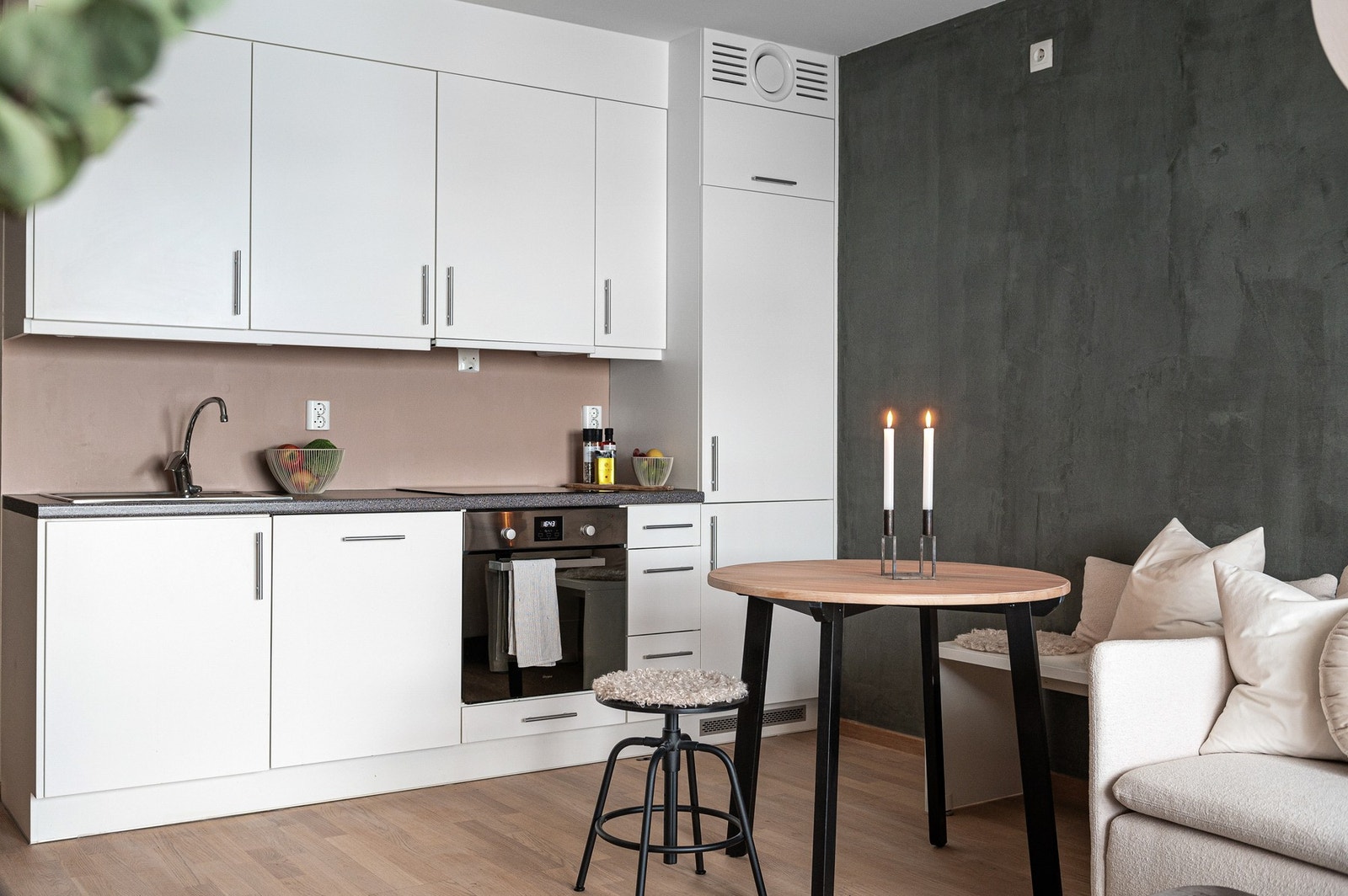 Moderne kjøkken med tidsrike fronter. Galleribilde