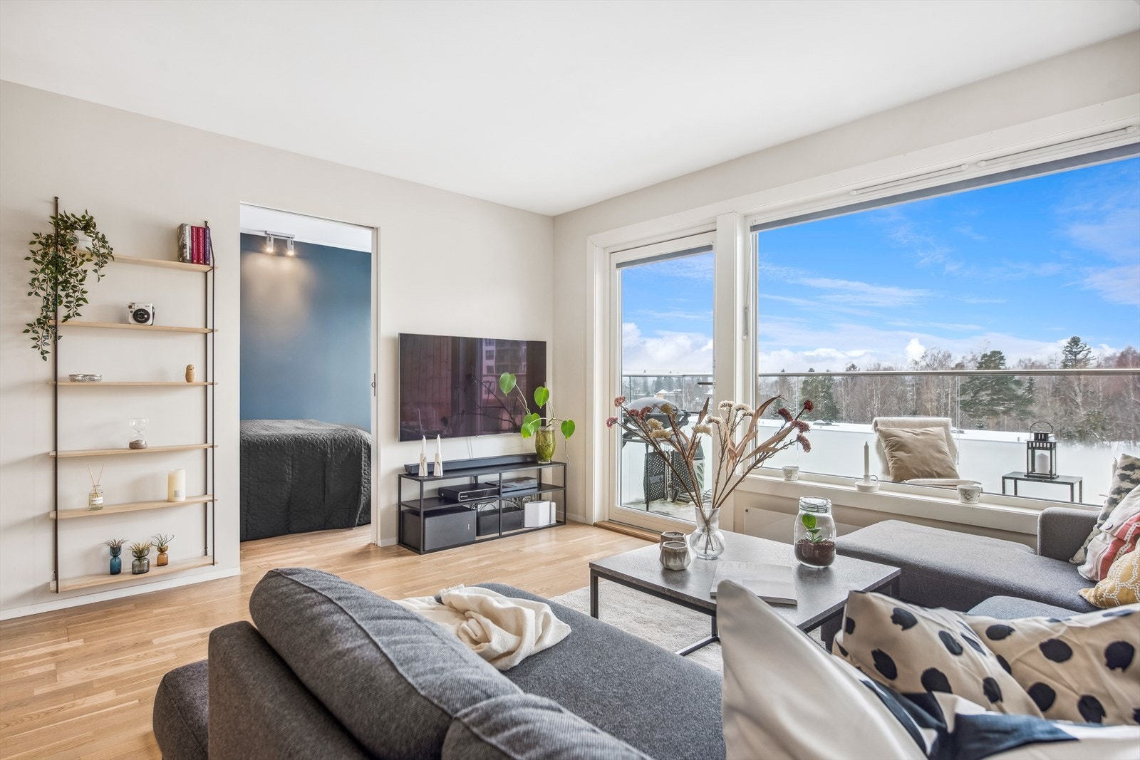 I stuen er det plass til en trivelig sittegruppe med tilhørende møblement. Galleribilde