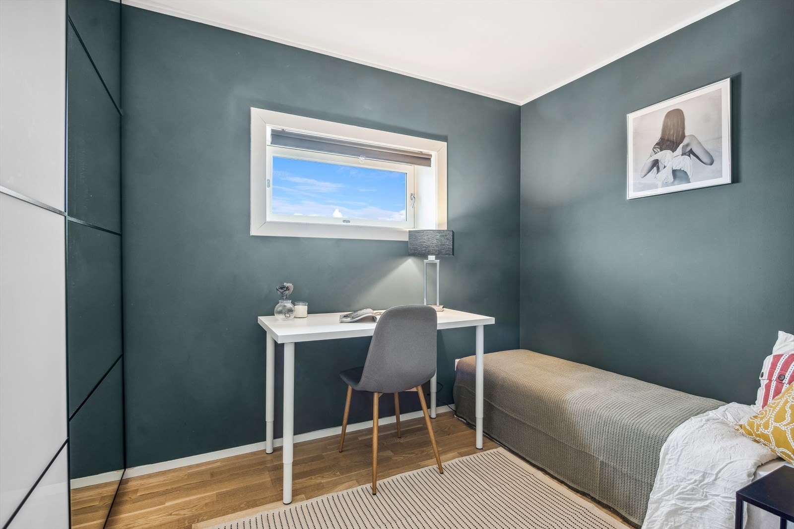 Her er det en speilbelagt skyvedørsgarderobe som egner seg ypperlig til oppbevaring. Galleribilde