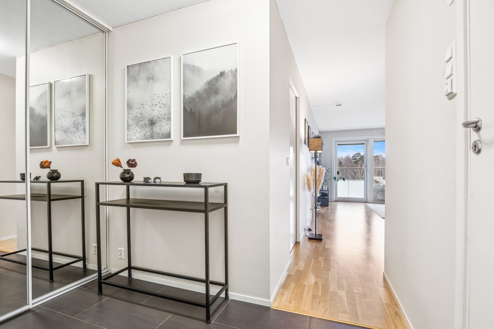 Entréen gir et godt førsteinntrykk av boligen og egner seg ypperlig til å ta imot middagsgjester. Galleribilde