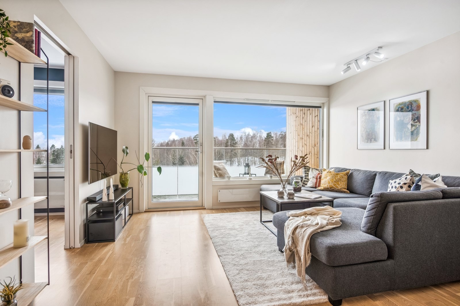 Det er parkett på gulv og et lyst fargevalg på vegger. Galleribilde