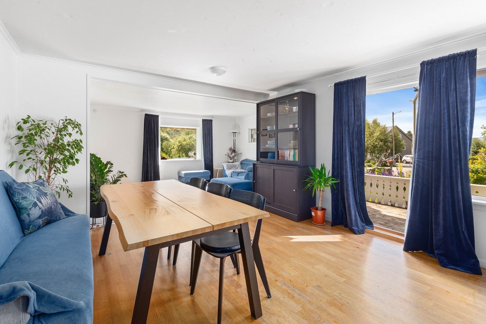 Fra stua er det utgang til terrasse og hage. Galleribilde