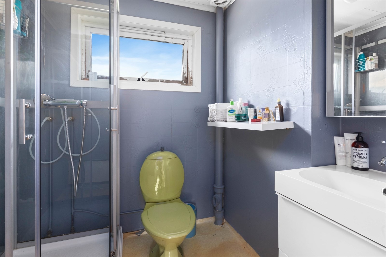 Bad i øverst etasje. Her er det belegg på gulv. Badet inneholder dusjkabinett, wc og innredning med nedfelt servant. Galleribilde