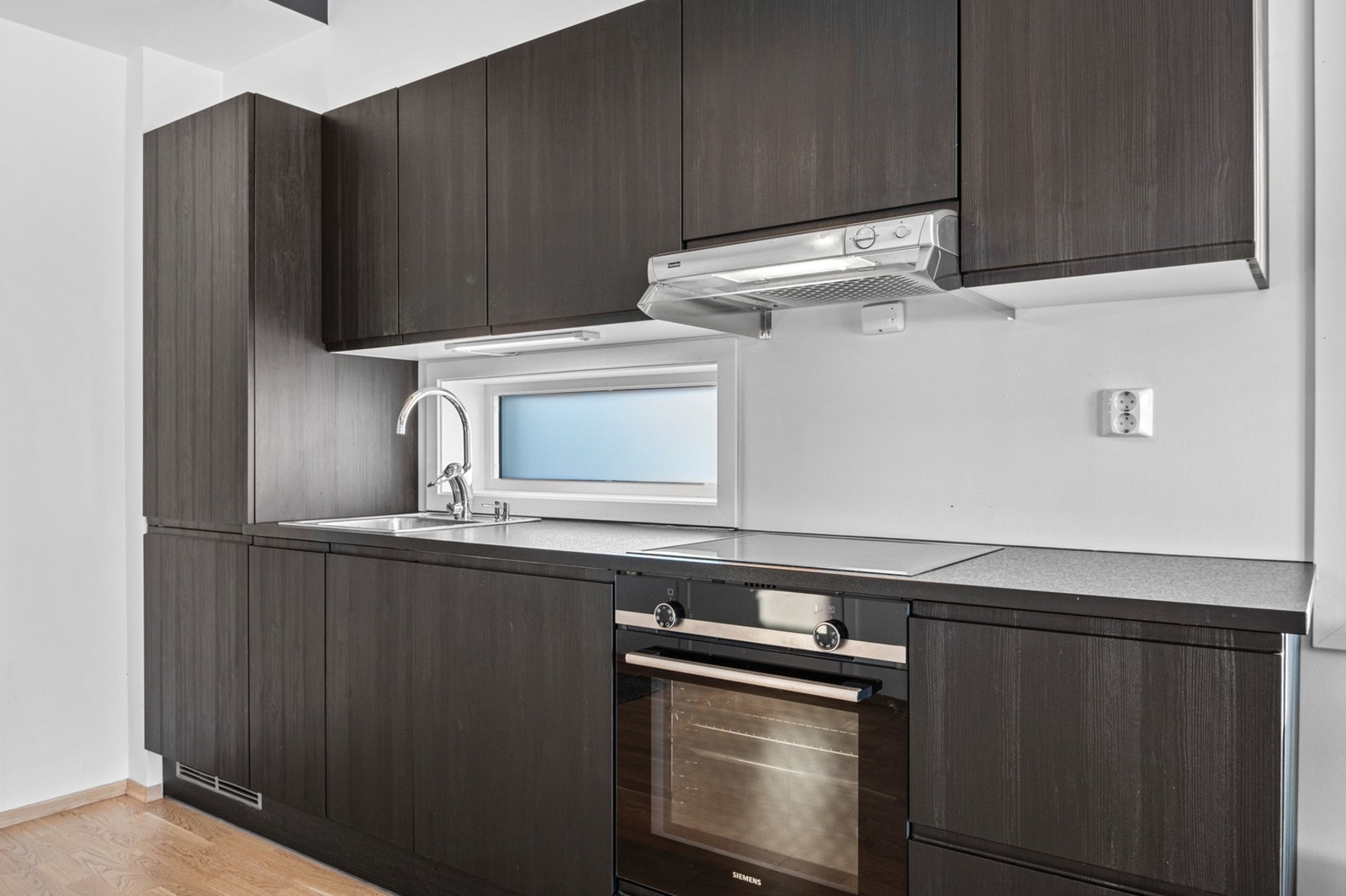 Kjøkkenet har integrerte hvitevarer som platetopp, stekeovn, kjøl/fryseskap og oppvaskmaskin og har fått TG1 fra takstmann. Galleribilde