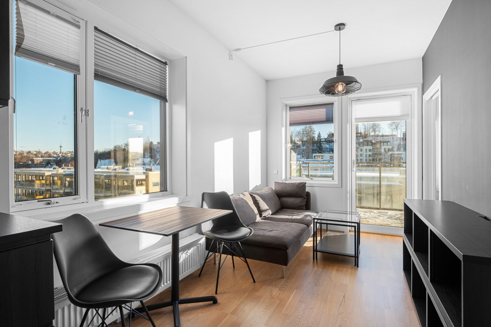 Spiseseksjonen finner sin naturlige plassering mellom kjøkkenet og stuen. Galleribilde