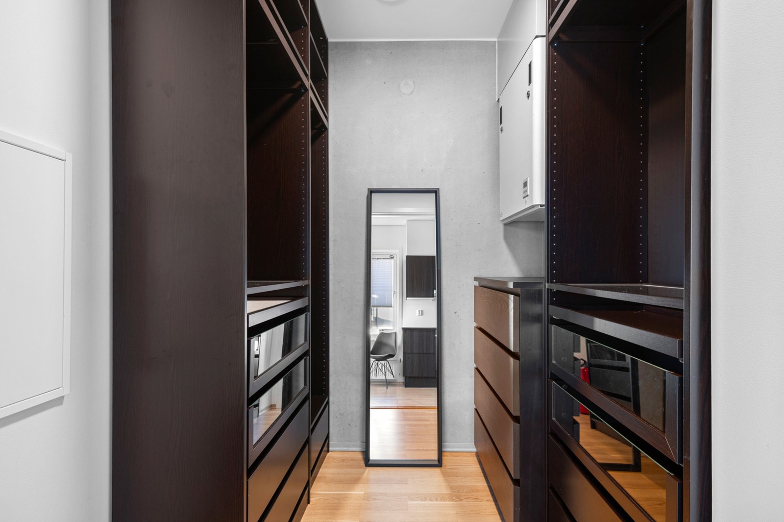 Praktisk innvendig bod som brukes til walk-in garderobe. Det medfølger også utvendig bod til leiligheten. Galleribilde