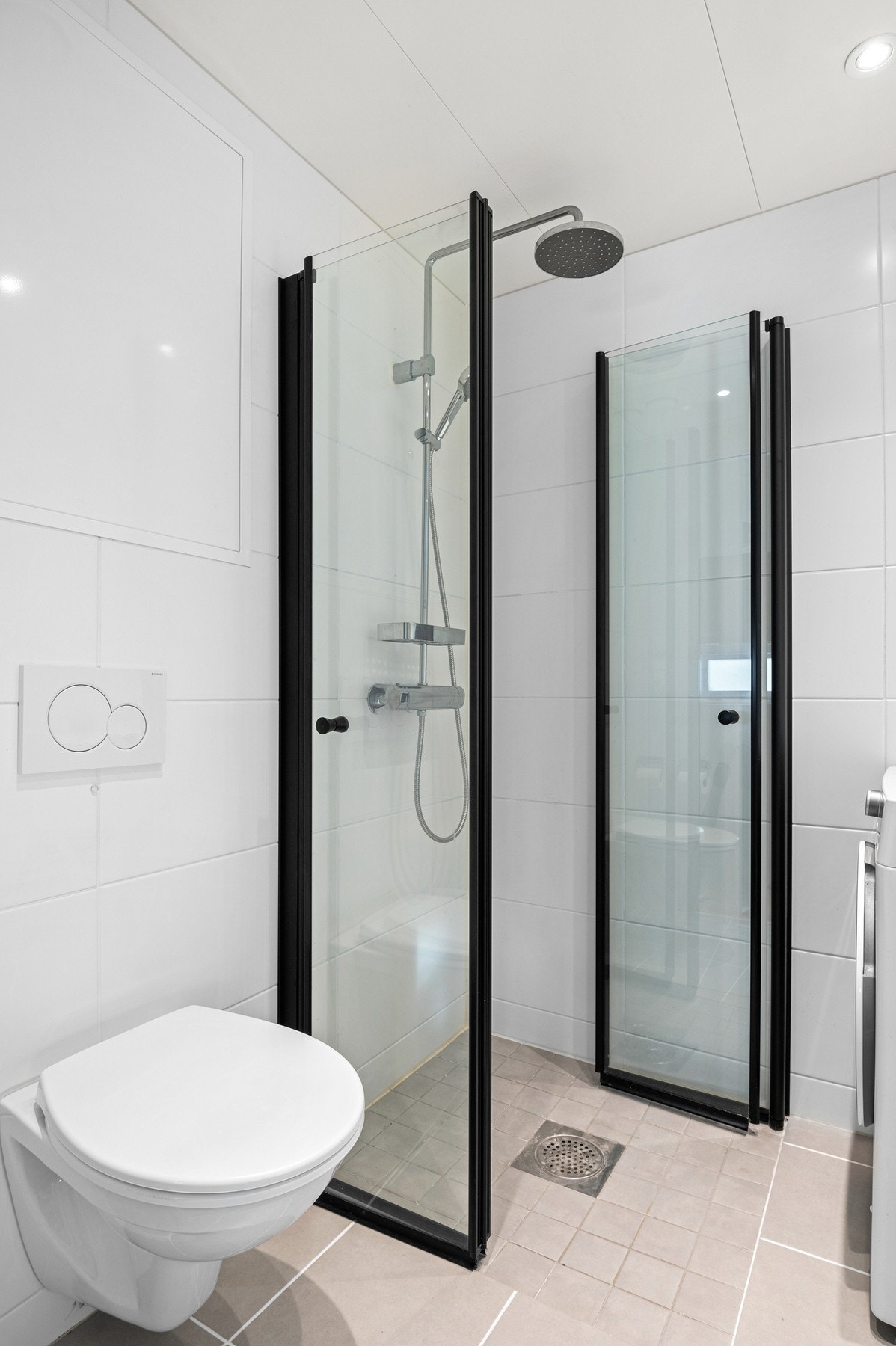 Badet er fra 2019 og har downlights i taket. Galleribilde